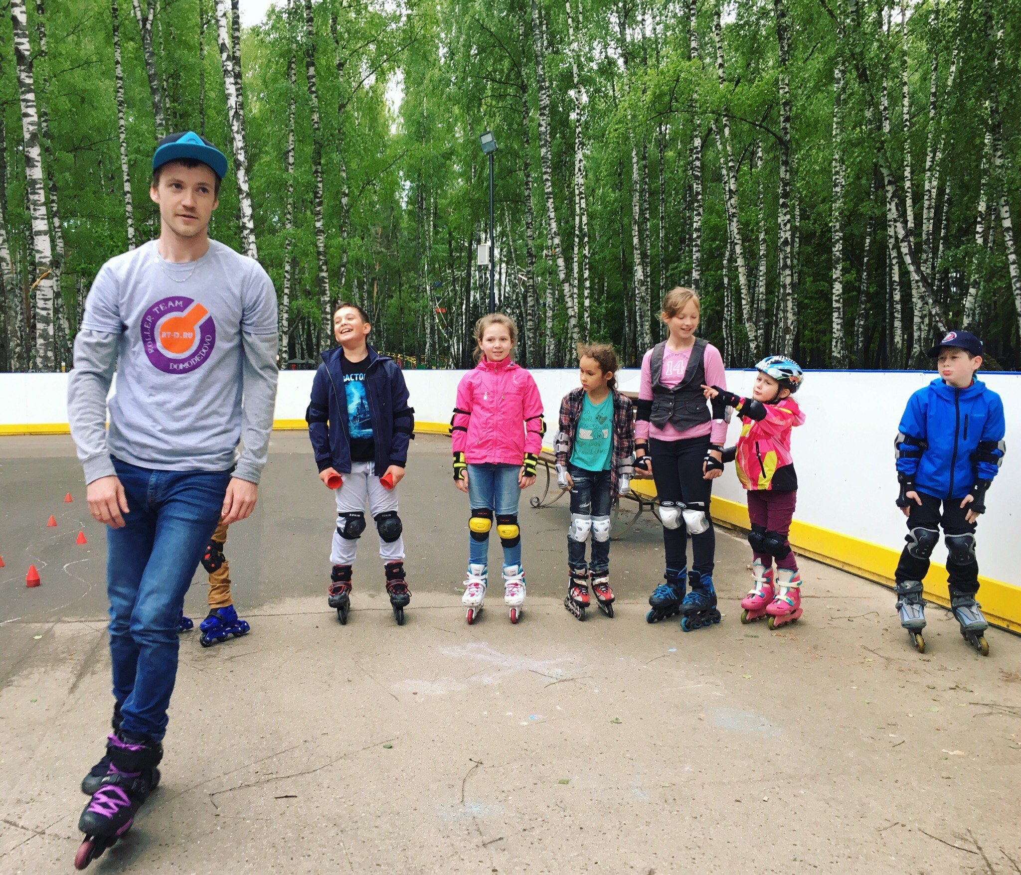 Открытый урок по базовым навыкам катания на роликовых коньках для детей в городском парке «Ёлочки»